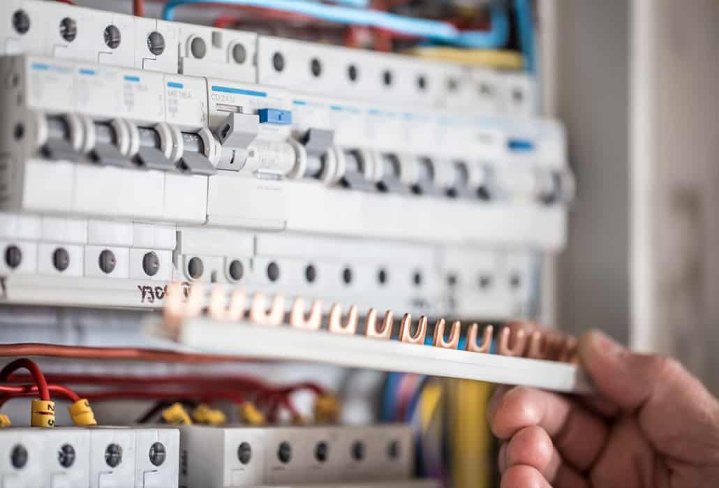 Elektriker til boligforening udfører arbejde på el-tavle.