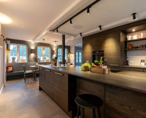 Moderne køkkenalrum med elegant belysning